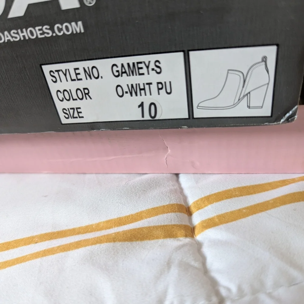 SODA GAMEY Almond Toe, V Cut, Slip On Ankle Booty Shooty Size 10